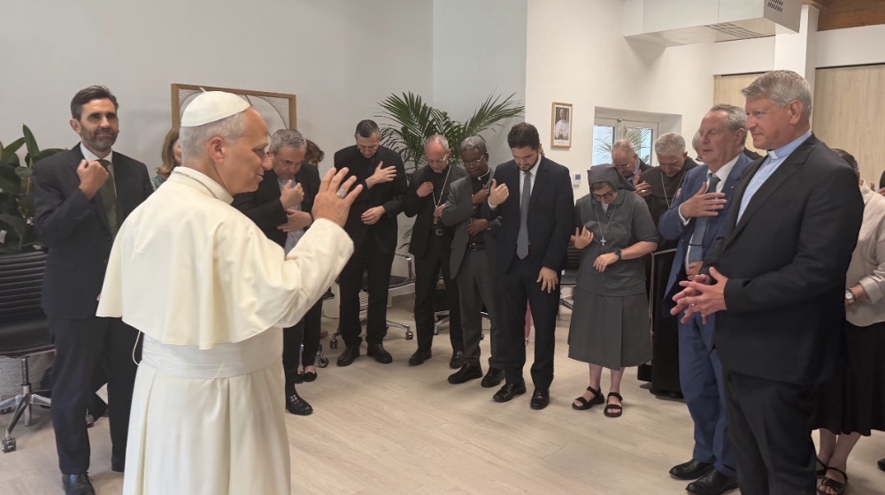 Pope Leo XIV with members of Loyola's Discerning Leadership Program (DLP)